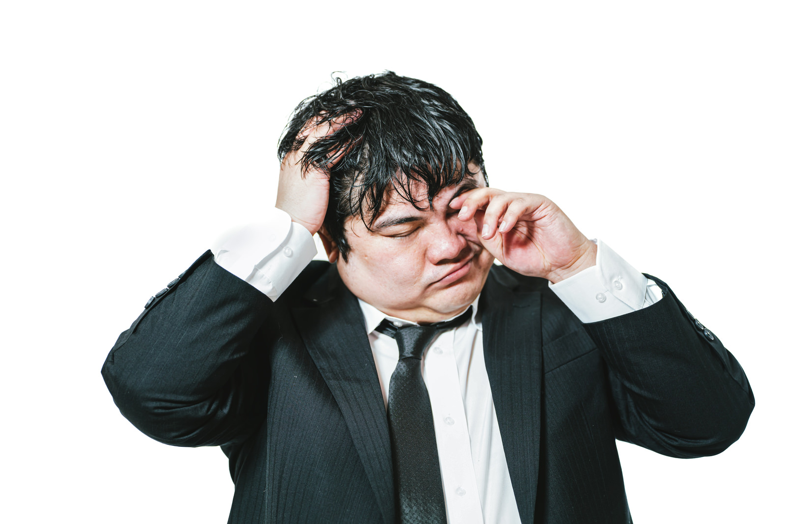 日中の眠気で目をこする男性