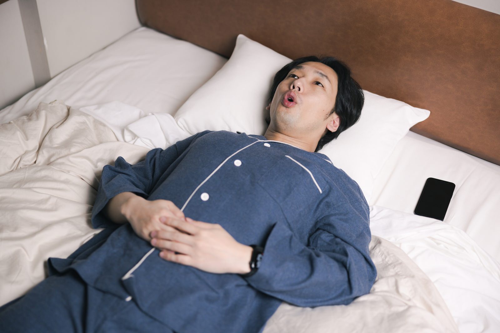 仰向けで口を開けて眠る日本人男性