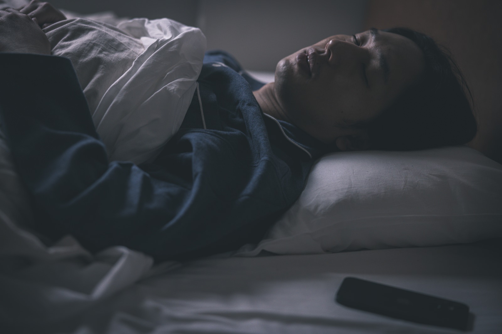 夜ベッドで眠れない日本人
