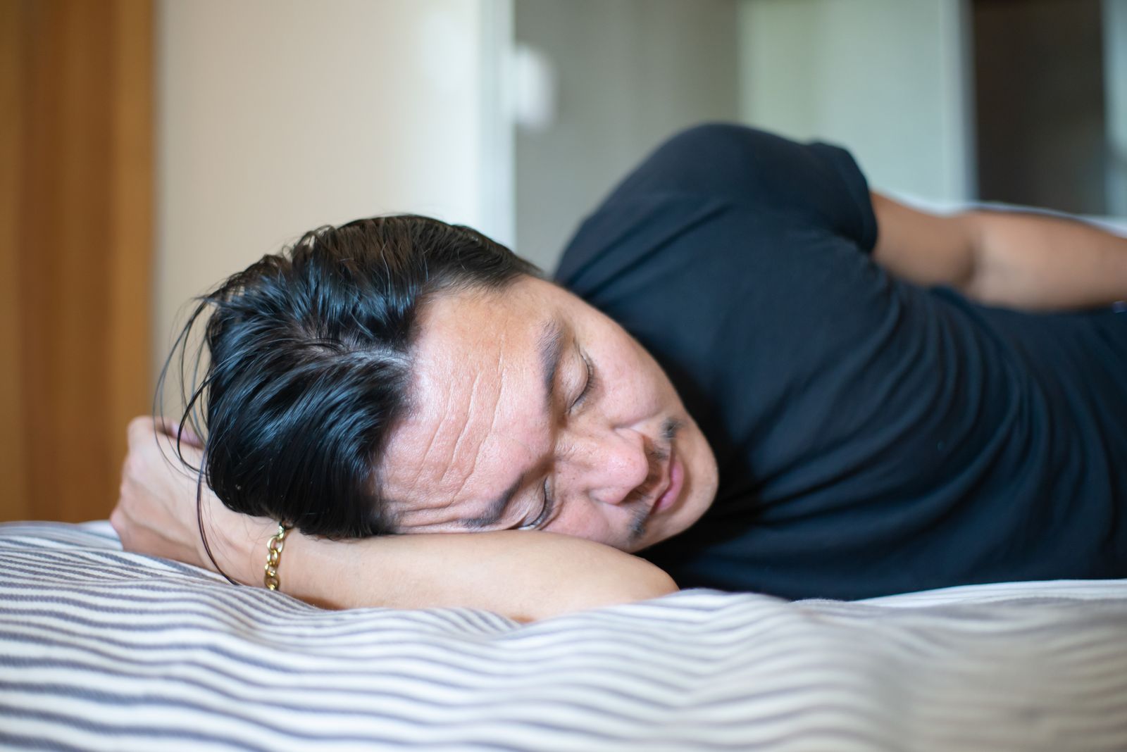 枕に頭をのせて眠る男性を横から見た様子